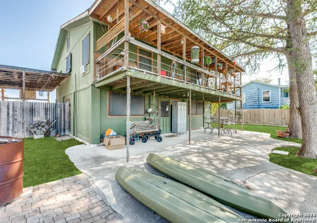 Photo 4 of Single family home for sale at 701 Lakeshore Dr, Bandera, TX 78003 | MLS# 1717487 | Listing updated on 2025-10-04
