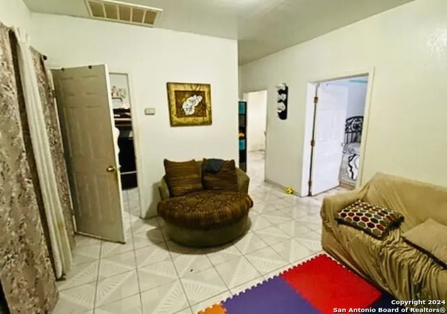 image of 809 4th St, Floresville, TX 78114 | MLS# 1734956