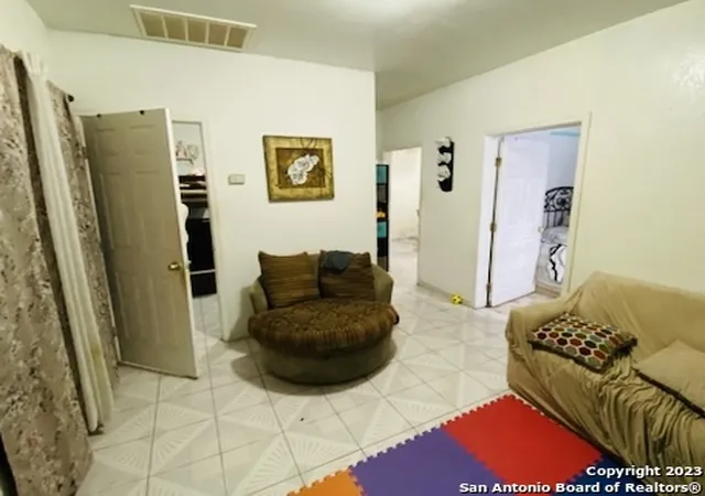 image of 809 4th St, Floresville, TX 78114 | MLS# 1734956