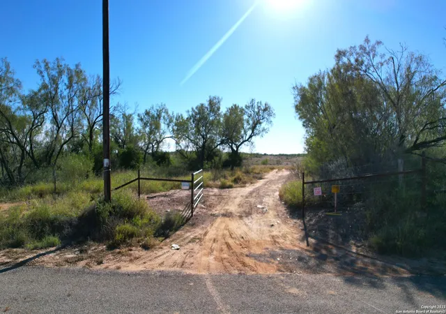 Photo 3 of House for sale at 1913 County Road 3000, Pearsall, TX 78061 | MLS# 1744317 | Listing updated on 2026-01-31