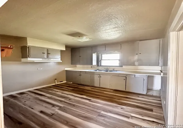 Photo 2 of Single family home for sale at 915 Standish St, Floresville, TX 78114 | MLS# 1747971 | Listing updated on 2026-02-20