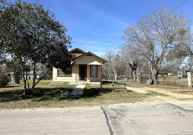 Photo 1 of Single family home for sale at 915 Standish St, Floresville, TX 78114 | MLS# 1747971 | Listing updated on 2026-02-20