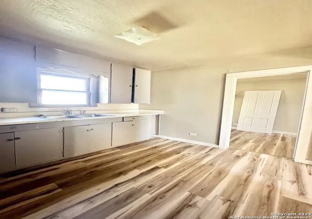 Photo 3 of Single family home for sale at 915 Standish St, Floresville, TX 78114 | MLS# 1747971 | Listing updated on 2026-02-20