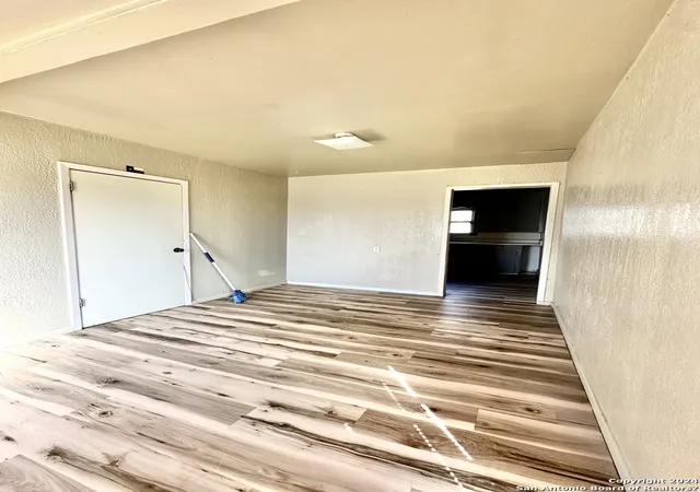 Photo 4 of Single family home for sale at 915 Standish St, Floresville, TX 78114 | MLS# 1747971 | Listing updated on 2026-02-20