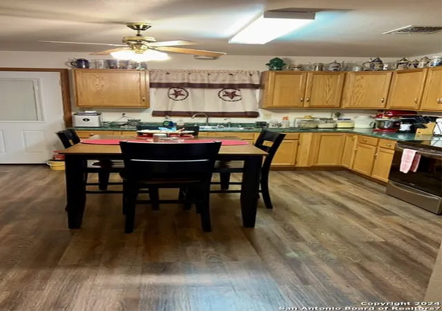 Photo 3 of Manufactured home for sale at 221 Oak Hollow Dr, La Vernia, TX 78121 | MLS# 1753416 | Listing updated on 2025-02-12