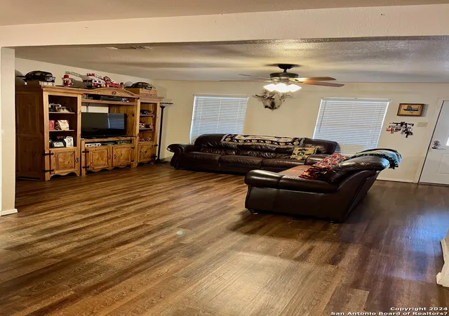 Photo 4 of Manufactured home for sale at 221 Oak Hollow Dr, La Vernia, TX 78121 | MLS# 1753416 | Listing updated on 2025-02-12