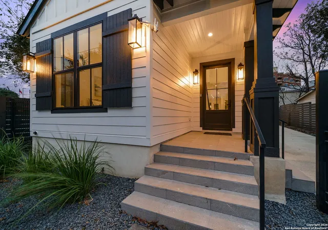Photo 4 of Single family home for sale at 707 E Huisache Ave, San Antonio, TX 78212 | MLS# 1754837 | Listing updated on 2025-12-29