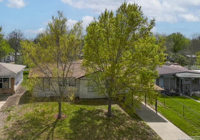 Photo 4 of Single family home for sale at 7430 Stagecoach Ln, San Antonio, TX 78227 | MLS# 1756849 | Listing updated on 2025-04-15