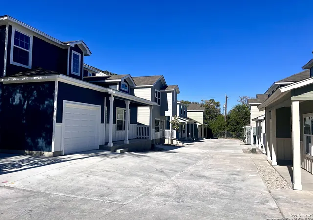 Photo 3 of Single family home for sale at 2075 Silver Oak Dr, San Antonio, TX 78213 | MLS# 1768241 | Listing updated on 2025-11-03