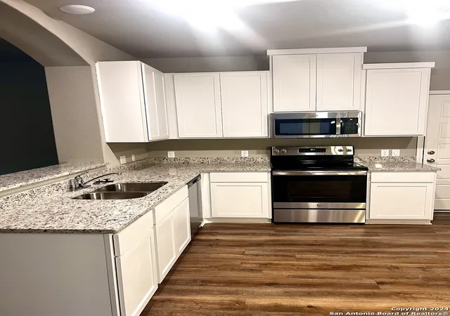 Photo 4 of Single family home for sale at 2075 Silver Oak Dr, San Antonio, TX 78213 | MLS# 1768241 | Listing updated on 2025-11-03