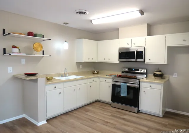 Photo 2 of Single family home for sale at 103 W Outer Dr, Canyon Lake, TX 78133 | MLS# 1769356 | Listing updated on 2026-08-24