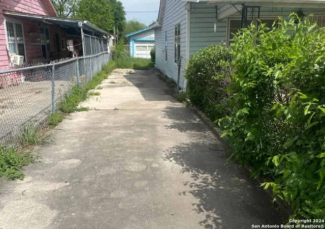 Photo 4 of Single family home for sale at 1326 Nw 23Rd St, San Antonio, TX 78207 | MLS# 1771101 | Listing updated on 2026-01-17