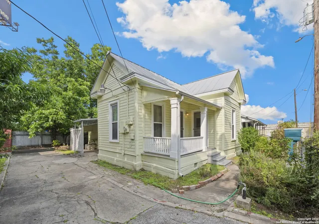 2nd image of 1020 W Poplar St, San Antonio, TX 78212 | MLS# 1774248