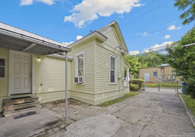 Photo 3 of Sale Pending at 1020 W Poplar St, San Antonio, TX 78212 | MLS# 1774248 | Listing updated on 2025-12-09