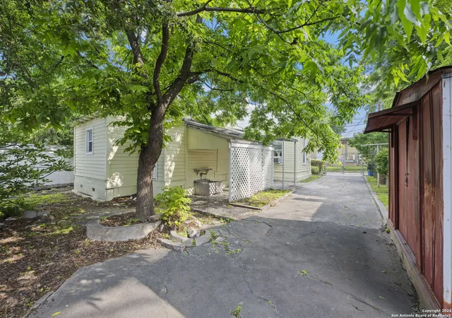 Photo 3 of Sale Pending at 1020 W Poplar St, San Antonio, TX 78212 | MLS# 1774248 | Listing updated on 2025-12-09