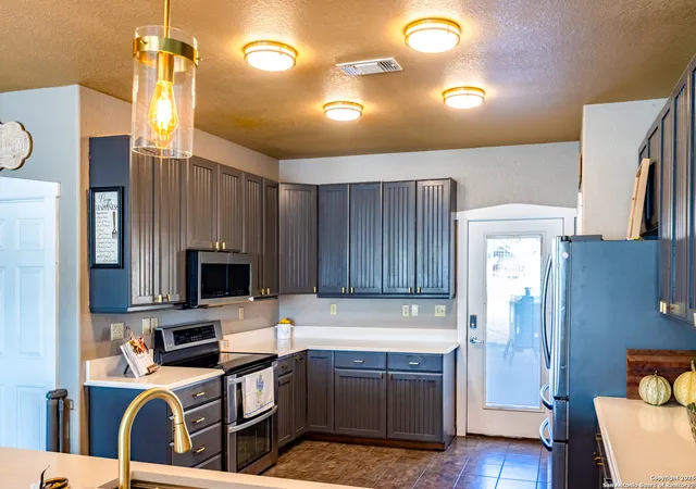 Photo 3 of Single family home for sale at 140 Twin Springs Rd N, Kerrville, TX 78028 | MLS# 1774539 | Listing updated on 2026-10-06