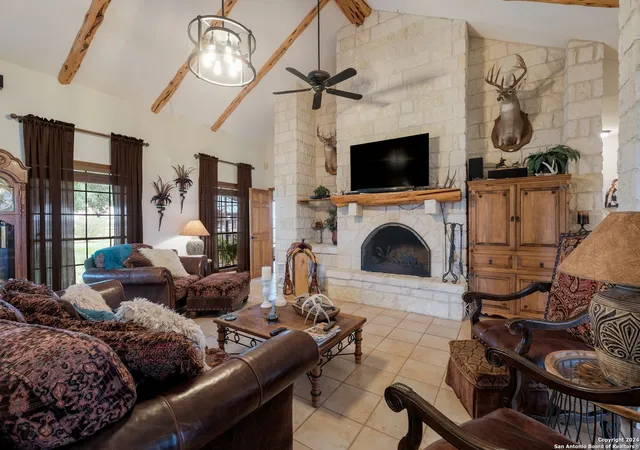 Photo 4 of Single family home for sale at 700 County Road 544, Hondo, TX 78861 | MLS# 1776728 | Listing updated on 2025-03-19