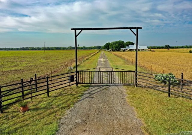 Photo 2 of Single family home for sale at 700 County Road 544, Hondo, TX 78861 | MLS# 1776728 | Listing updated on 2025-03-19