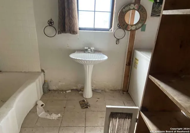 Photo 4 of Single family home for sale at 299 N Loop Dr, Blanco, TX 78606 | MLS# 1777637 | Listing updated on 2025-07-06