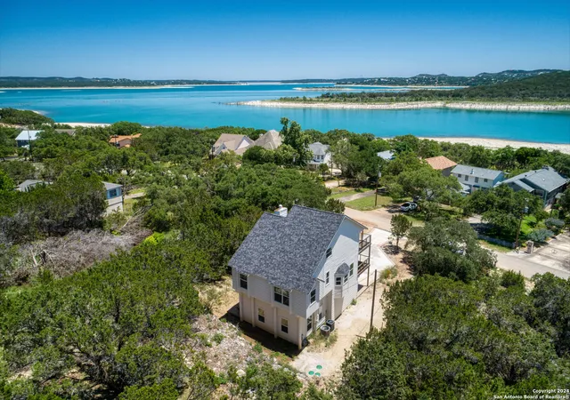 Photo 4 of Single family home for sale at 739 Lakebreeze Dr, Canyon Lake, TX 78133 | MLS# 1778366 | Listing updated on 2025-09-02
