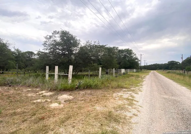 2nd image of 1550 E Hickory Ln, San Antonio, TX 78264 | MLS# 1778696