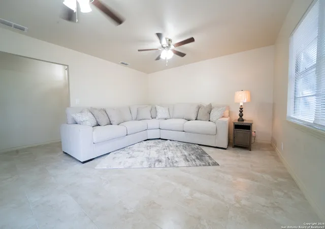 5th image of 609 Hickory Hwy, Devine, TX 78016 | MLS# 1778906