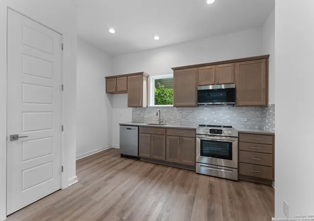 Listing Photo 4 - Condo for sale in building located at 323 Howard St, San Antonio, TX 78212 - Unit #1