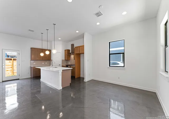 Photo 4 of Sale Pending at 914 N Olive #101, San Antonio, TX 78202 | MLS# 1781485 | Listing updated on 2025-12-15