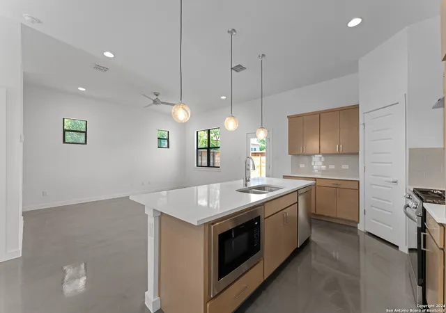 Photo 1 of Sale Pending at 914 N Olive #101, San Antonio, TX 78202 | MLS# 1781485 | Listing updated on 2025-12-15