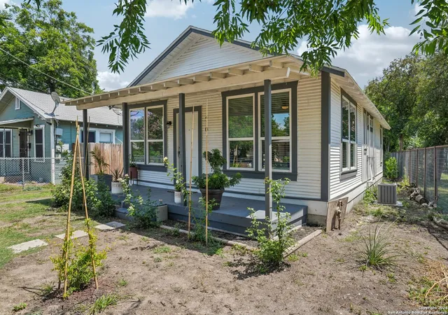 Photo 2 of Single family home for sale at 410 Mckay Ave, San Antonio, TX 78204 | MLS# 1783947 | Listing updated on 2025-08-18