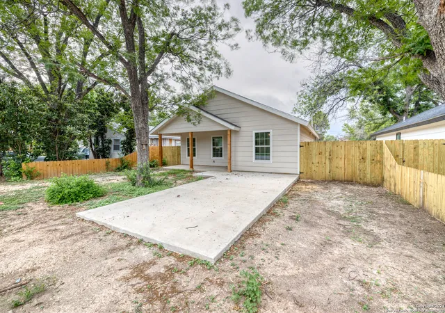 Photo 1 of Single family home for sale at 703 W Cargile St, Uvalde, TX 78801 | MLS# 1784002 | Listing updated on 2025-11-16