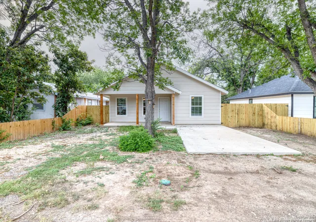 Photo 2 of Single family home for sale at 703 W Cargile St, Uvalde, TX 78801 | MLS# 1784002 | Listing updated on 2025-11-16
