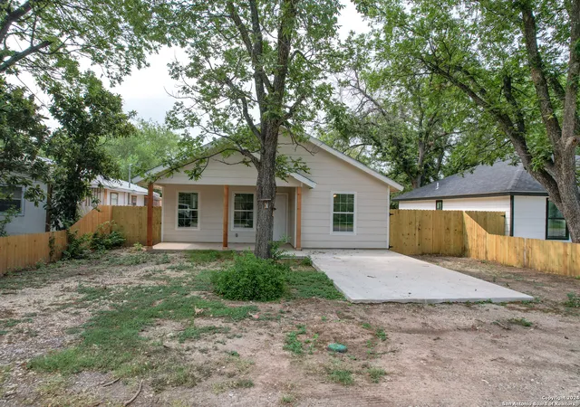 Photo 3 of Single family home for sale at 703 W Cargile St, Uvalde, TX 78801 | MLS# 1784002 | Listing updated on 2025-11-16