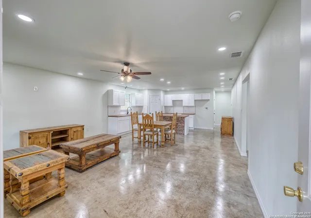 Photo 4 of Single family home for sale at 703 W Cargile St, Uvalde, TX 78801 | MLS# 1784002 | Listing updated on 2025-11-16