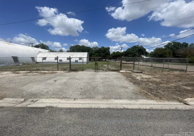 Photo 4 of Land for sale at 1905 Avenue R, Hondo, TX 78861 | MLS# 1786220 | Listing updated on 2026-06-23