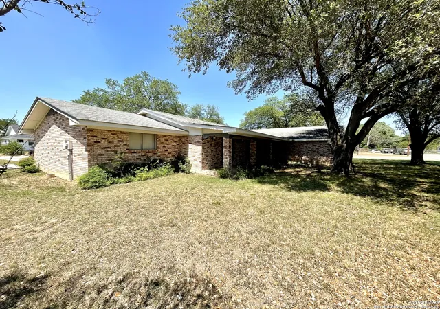 Photo 3 of Sale Pending at 1302 22nd Street, Hondo, TX 78861 | MLS# 1786713 | Listing updated on 2025-10-15