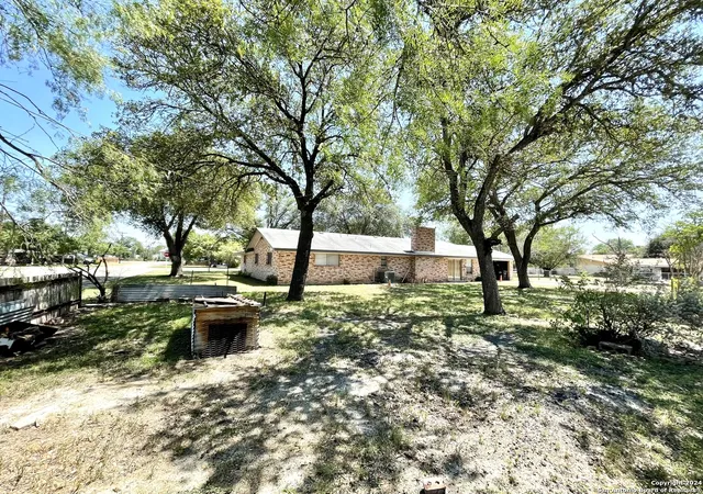 Photo 4 of Sale Pending at 1302 22nd Street, Hondo, TX 78861 | MLS# 1786713 | Listing updated on 2025-10-15