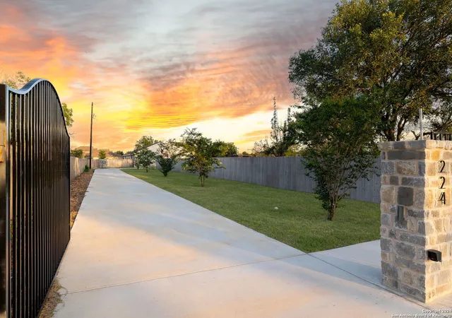 4th image of 224 Alves Ln, New Braunfels, TX 78130