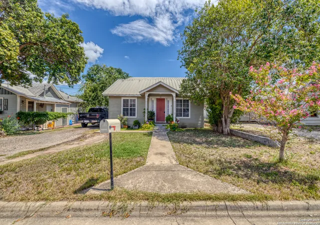 Photo 1 of Single family home for sale at 111 E Leona St, Uvalde, TX 78801 | MLS# 1792610 | Listing updated on 2025-08-29