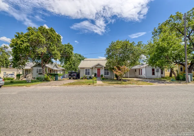 Photo 2 of Single family home for sale at 111 E Leona St, Uvalde, TX 78801 | MLS# 1792610 | Listing updated on 2025-08-29