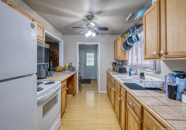 Photo 4 of Single family home for sale at 111 E Leona St, Uvalde, TX 78801 | MLS# 1792610 | Listing updated on 2025-08-29