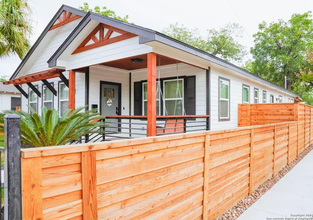 Photo 4 of Single family home for sale at 1215 Lamar St, San Antonio, TX 78202 | MLS# 1792795 | Listing updated on 2025-12-15