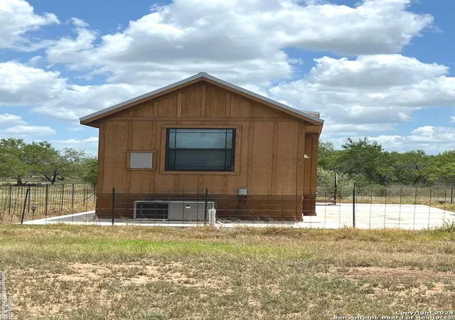 Photo 1 of House for sale at 8136 Leal Rd, Pleasanton, TX 78064 | MLS# 1794929 | Listing updated on 2026-06-18