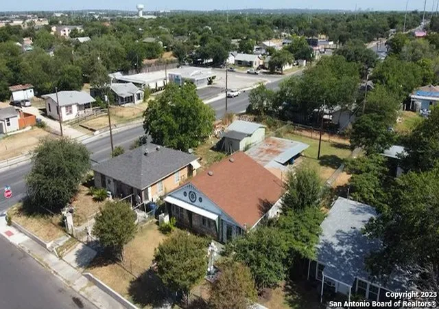 Photo 3 of Sale Pending at 3927 W Travis St, San Antonio, TX 78207 | MLS# 1795518 | Listing updated on 2025-11-10