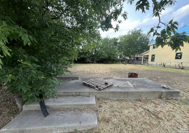 Photo 3 of Sale Pending at 911 E Crockett St, San Antonio, TX 78202 | MLS# 1796135 | Listing updated on 2025-03-27