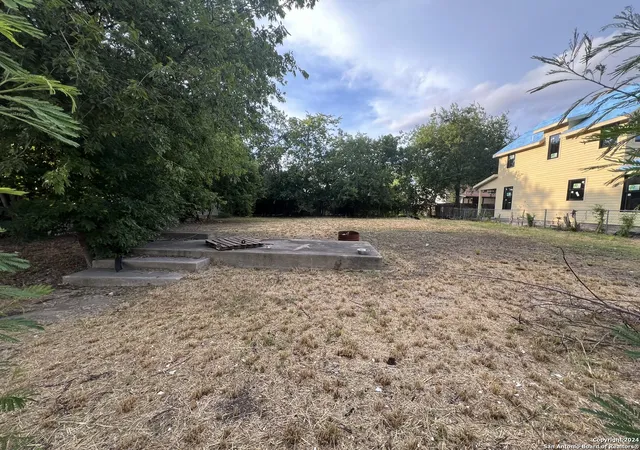 Photo 2 of Sale Pending at 911 E Crockett St, San Antonio, TX 78202 | MLS# 1796135 | Listing updated on 2025-03-27