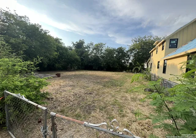Photo 1 of Sale Pending at 911 E Crockett St, San Antonio, TX 78202 | MLS# 1796135 | Listing updated on 2025-03-27
