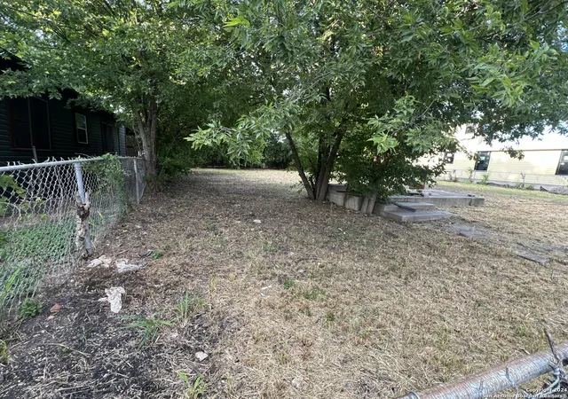 Photo 4 of Sale Pending at 911 E Crockett St, San Antonio, TX 78202 | MLS# 1796135 | Listing updated on 2025-03-27