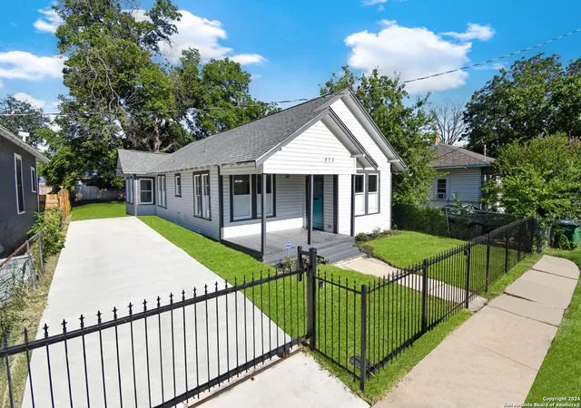Photo 4 of Sale Pending at 823 N Palmetto, San Antonio, TX 78202 | MLS# 1798968 | Listing updated on 2026-05-11
