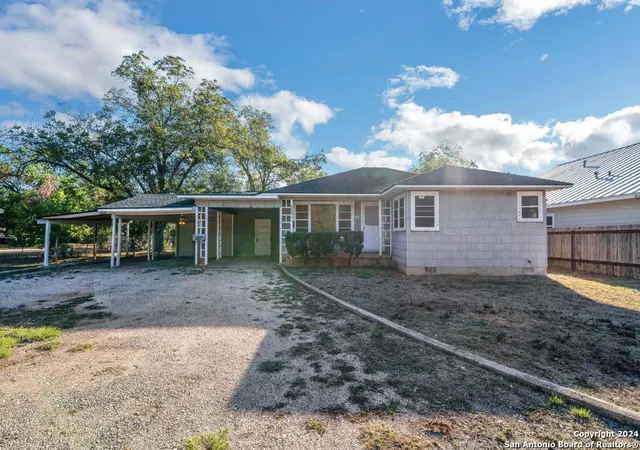 Photo 1 of Single family home for sale at 2705 Avenue I, Hondo, TX 78861 | MLS# 1801114 | Listing updated on 2025-08-08
